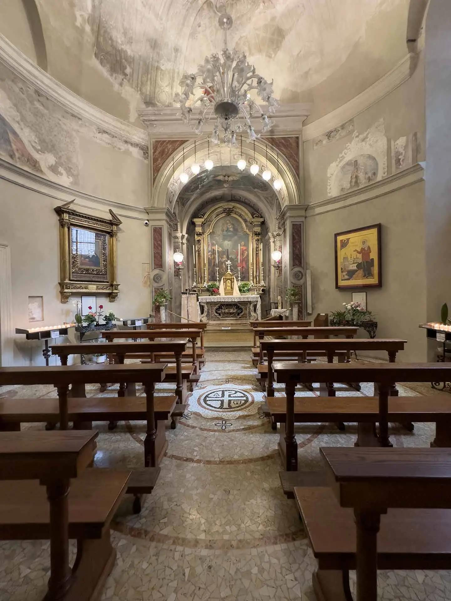 l'interno della chiesa di San Faustino in riposo