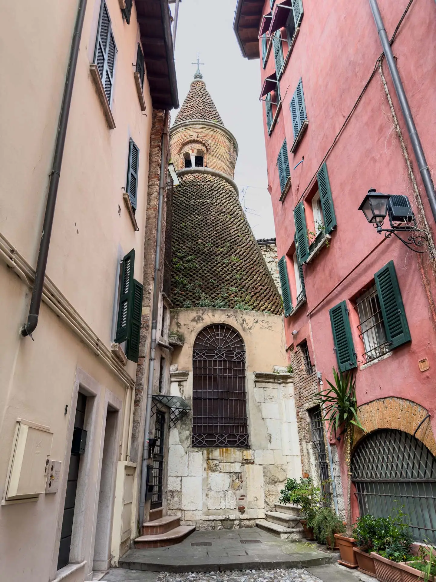 l'esterno della chiesa e la sua forma a trullo
