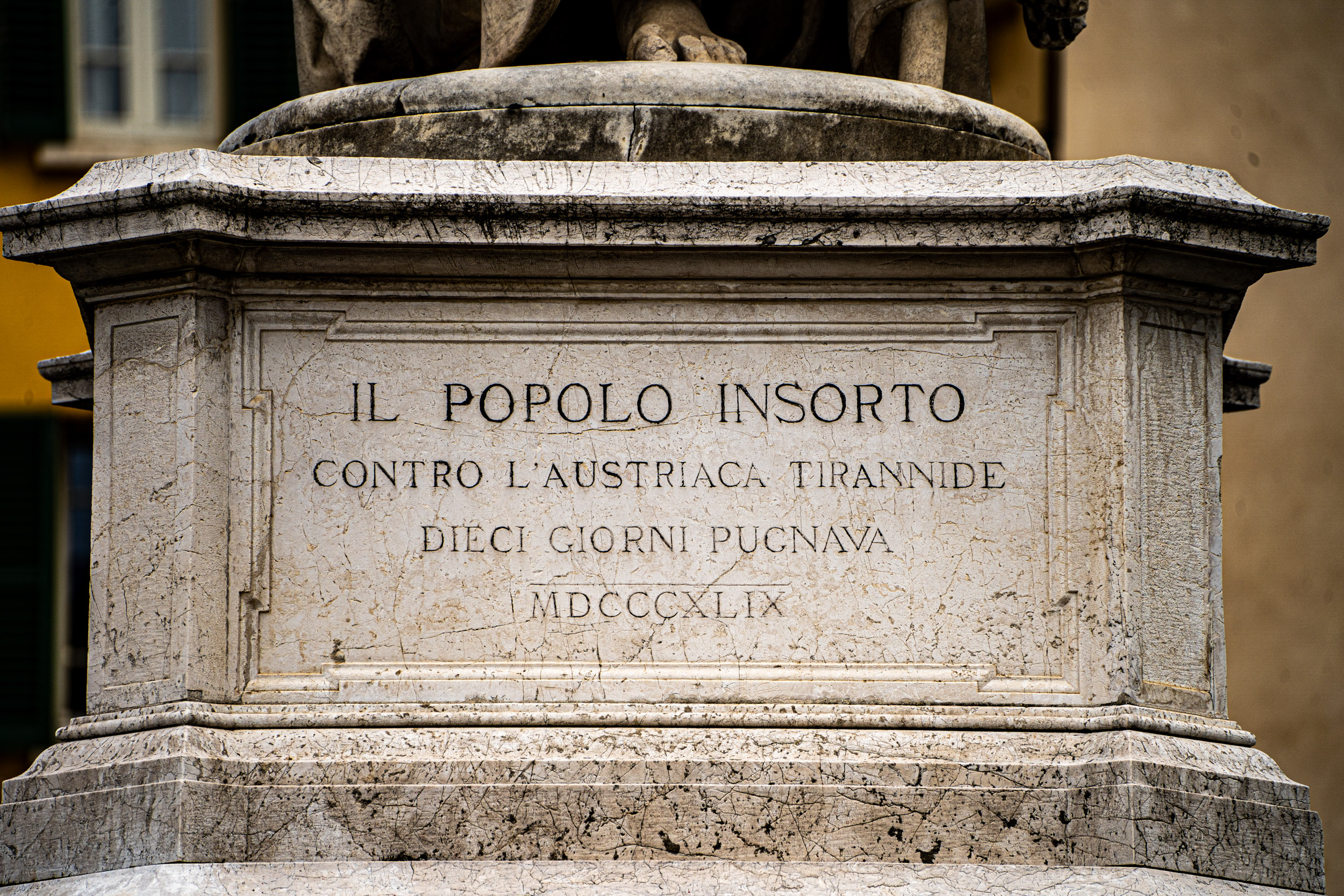 Iscrizione alla base del monumento alla Bella Italia