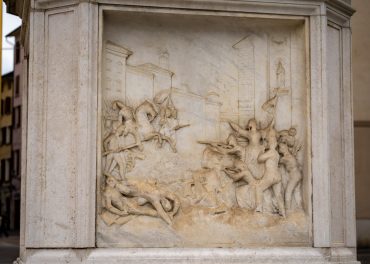 Bassorilievo alla base del monumento alla Bella Italia