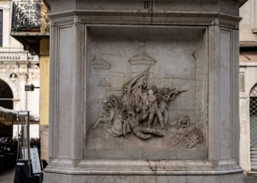 Bassorilievo alla base del monumento alla Bella Italia