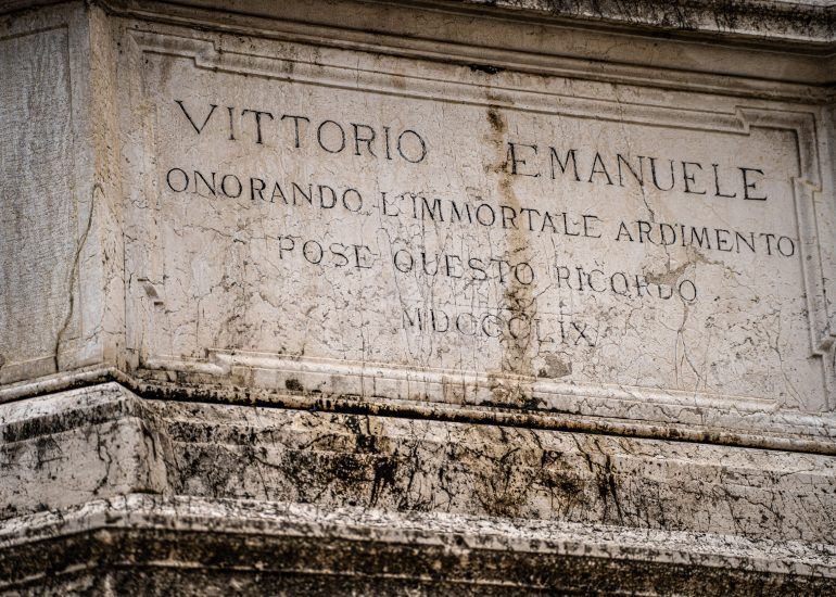 Iscrizione alla base del monumento alla Bella Italia