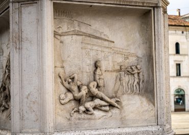 Bassorilievo alla base del monumento alla Bella Italia