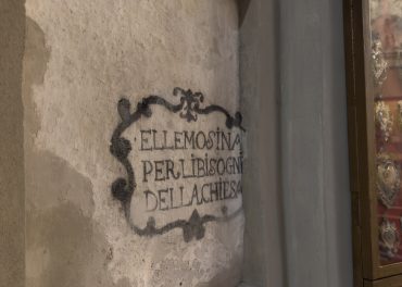 la stele che ricorda l'elemosina